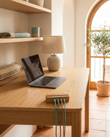 Escritorio ordenado con los cables de cargador sujetos por el organizador magnético CableDock Pro