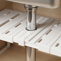 Detalle de las baldas modulares del UnderSink Flex esquivando el sifón
