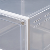 Detalle de la puerta frontal magnética y las rejillas de ventilación de la caja ClearBox Fold