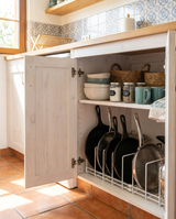Armario de cocina ordenado con las sartenes en vertical en el organizador LidStand