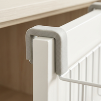 Detalle de los ganchos con espuma protectora de la cesta DoorRack Slim sobre el canto de la puerta