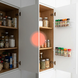 Comparativa entre una balda de armario saturada y el espacio ganado con las cestas DoorRack Slim en la puerta