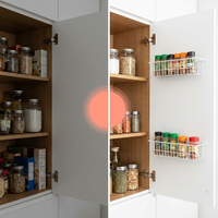 Comparativa entre una balda de armario saturada y el espacio ganado con las cestas DoorRack Slim en la puerta