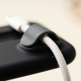 Primer plano de un clip magnético de silicona CableDock Pro sujetando un cable USB-C