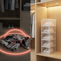 Comparativa entre una pila de zapatos revueltos y las cajas ClearBox Fold ordenadas y transparentes